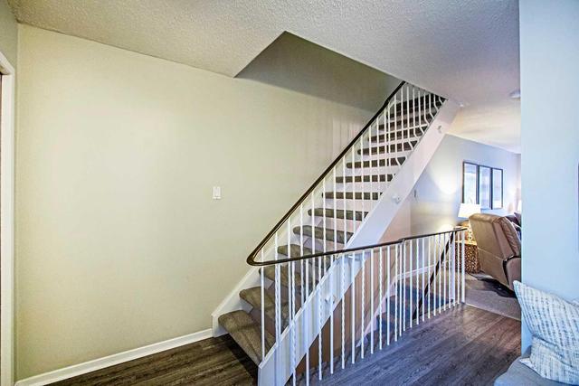 15 Robbie Cres, Townhouse with 4 bedrooms, 2 bathrooms and 1 parking in Ajax ON | Image 4