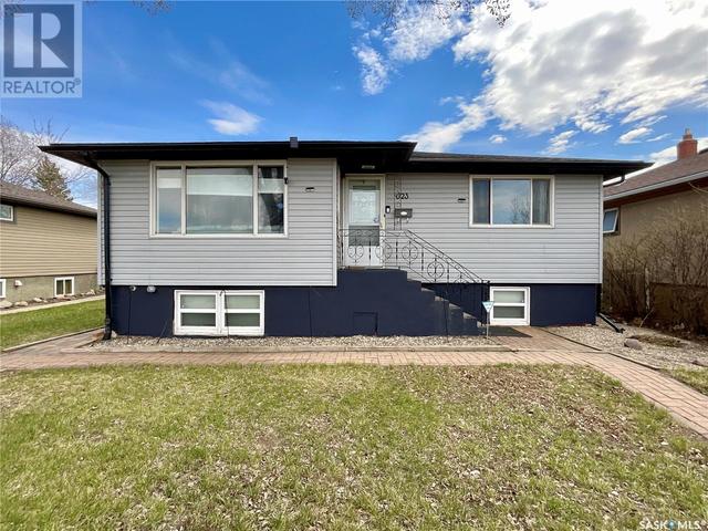623 College Avenue E, House detached with 4 bedrooms, 2 bathrooms and null parking in Regina SK | Image 2