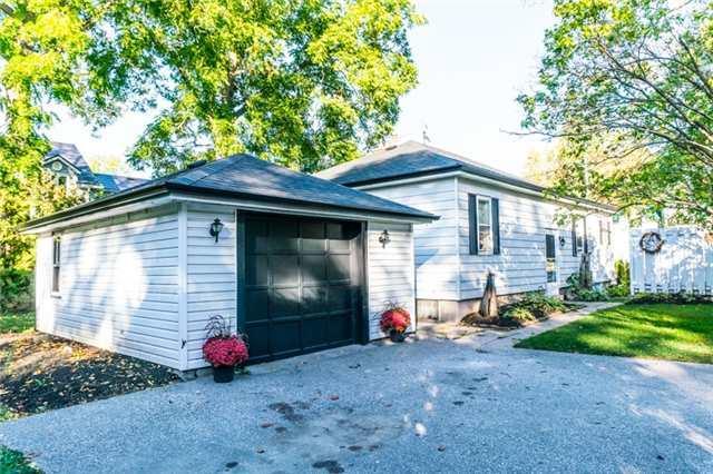 81 Wellington St E, House detached with 3 bedrooms, 2 bathrooms and 2 parking in Barrie ON | Image 2