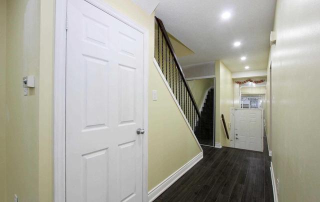 53 Moregate Cres, Townhouse with 3 bedrooms, 2 bathrooms and 1 parking in Brampton ON | Image 8
