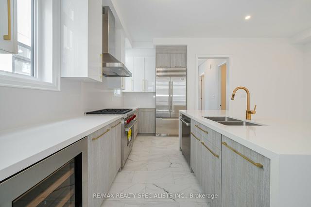 8 Mccachen St, House attached with 3 bedrooms, 5 bathrooms and 4 parking in Richmond Hill ON | Image 2