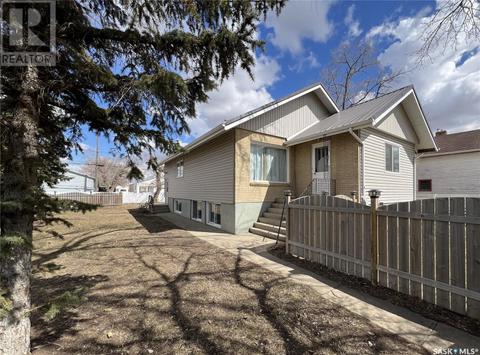 325 3rd Street, House detached with 5 bedrooms, 2 bathrooms and null parking in Estevan SK | Card Image