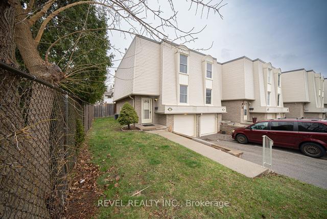 a - 656 Grey St, Townhouse with 3 bedrooms, 2 bathrooms and 3 parking in Brantford ON | Image 2