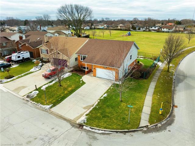 1501 Henley Crescent, House detached with 5 bedrooms, 2 bathrooms and 6 parking in Sarnia ON | Image 31
