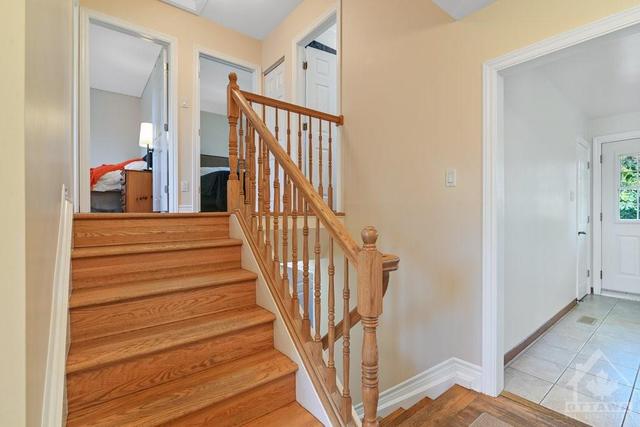 1013 Wiseman Crescent, House detached with 3 bedrooms, 2 bathrooms and 3 parking in Ottawa ON | Image 11