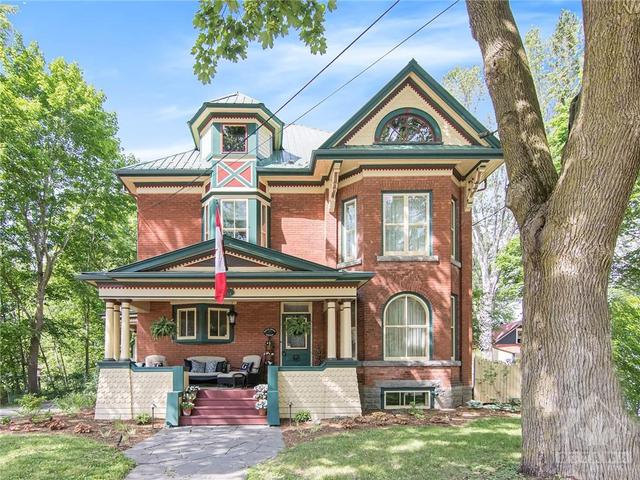 86 King Street, House detached with 5 bedrooms, 3 bathrooms and 4 parking in North Dundas ON | Image 1