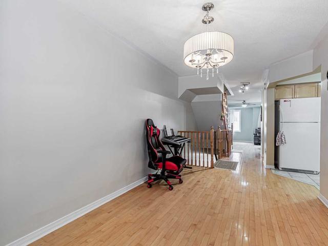7 Brisby Mews, Townhouse with 3 bedrooms, 4 bathrooms and 1 parking in Toronto ON | Image 5