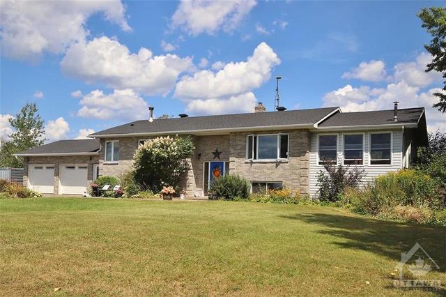 3032 Hwy 43 Highway, House detached with 3 bedrooms, 2 bathrooms and 10 parking in Montague ON | Image 1