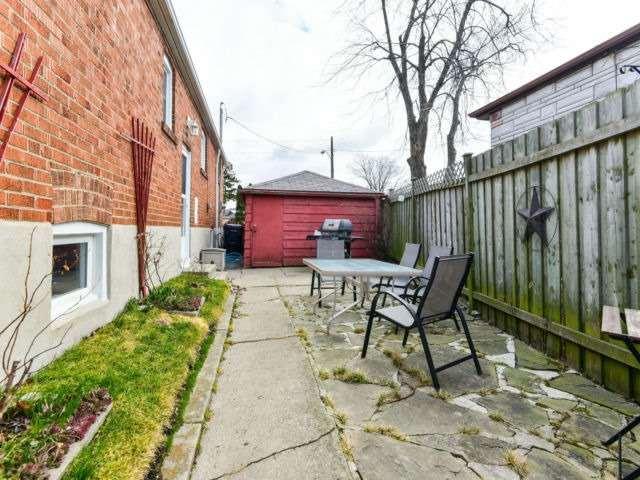 21 Flora Dr, House detached with 3 bedrooms, 2 bathrooms and 5 parking in Toronto ON | Image 17