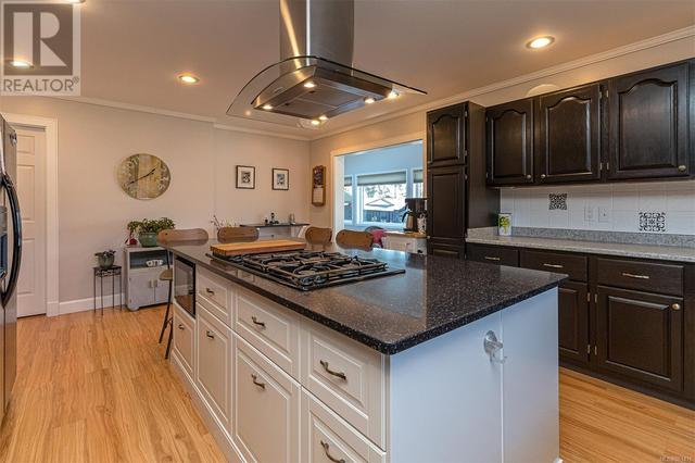 559 Kenneth St, House detached with 4 bedrooms, 3 bathrooms and 4 parking in Saanich BC | Image 15