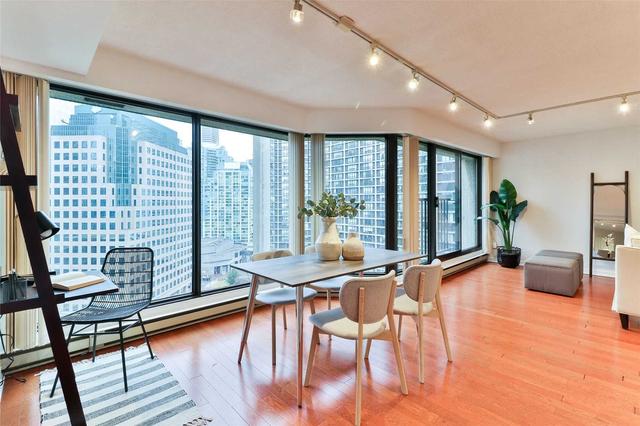 1613 - 55 Harbour Sq, Condo with 2 bedrooms, 2 bathrooms and 1 parking in Toronto ON | Image 7