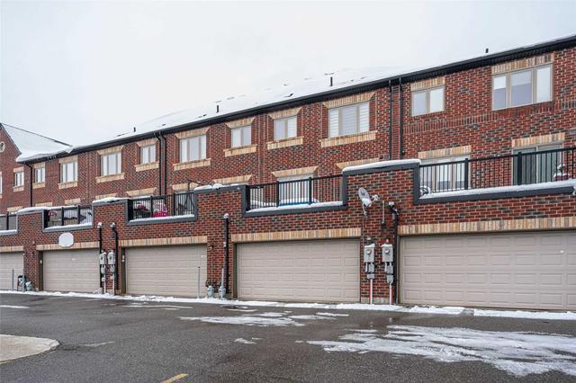 10392 Keele St, House attached with 3 bedrooms, 4 bathrooms and 2 parking in Vaughan ON | Image 11