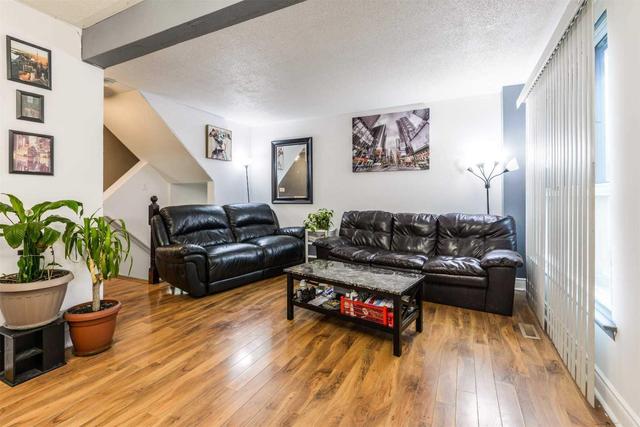 77 Fleetwood Cres, Townhouse with 3 bedrooms, 2 bathrooms and 1 parking in Brampton ON | Image 5