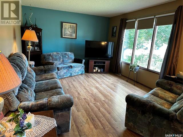 106 2nd Avenue E, House detached with 4 bedrooms, 2 bathrooms and null parking in Lampman SK | Image 8