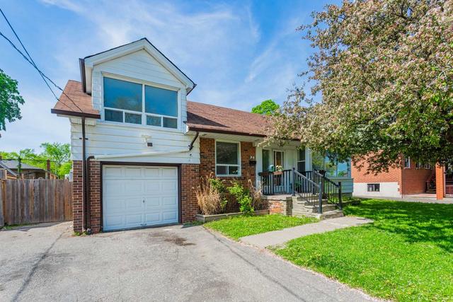 32 Glen Long Ave W, House detached with 3 bedrooms, 2 bathrooms and 5 parking in Toronto ON | Image 1