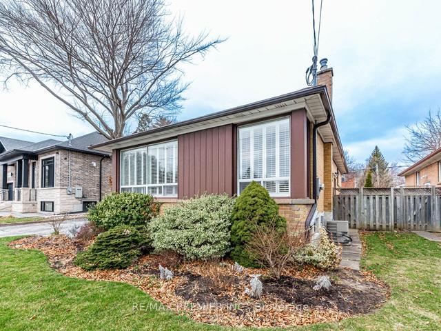 92 Searle Ave, House detached with 3 bedrooms, 2 bathrooms and 4 parking in Toronto ON | Image 23