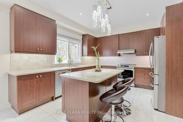 62 Jenny Thompson Crt, House attached with 3 bedrooms, 3 bathrooms and 5 parking in Richmond Hill ON | Image 3