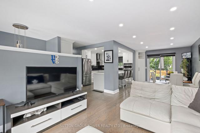 40 Lamberton Blvd, House detached with 3 bedrooms, 2 bathrooms and 4 parking in Toronto ON | Image 4