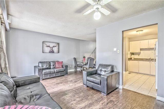 88 Dawson Cres, Townhouse with 3 bedrooms, 2 bathrooms and 2 parking in Brampton ON | Image 3