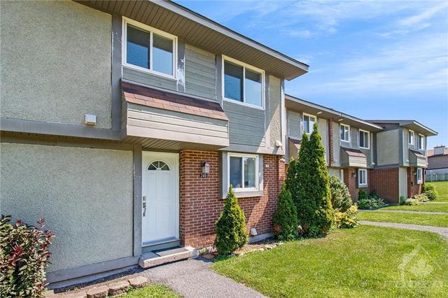249 Pickford Drive, Townhouse with 3 bedrooms, 2 bathrooms and 1 parking in Ottawa ON | Image 3
