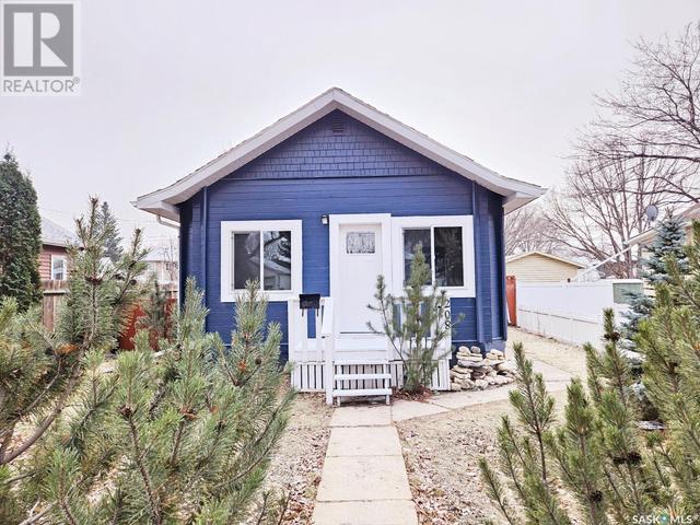 208 Elm Street, House detached with 2 bedrooms, 1 bathrooms and null parking in Saskatoon SK | Image 2