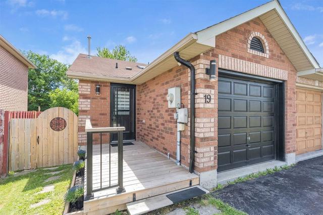 19 Seymour Cres, House attached with 2 bedrooms, 2 bathrooms and 4 parking in Barrie ON | Image 1