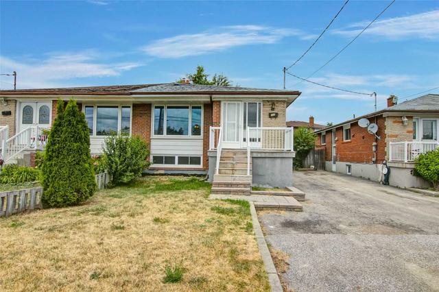 137 Navenby Cres, House semidetached with 3 bedrooms, 2 bathrooms and 4 parking in Toronto ON | Image 1