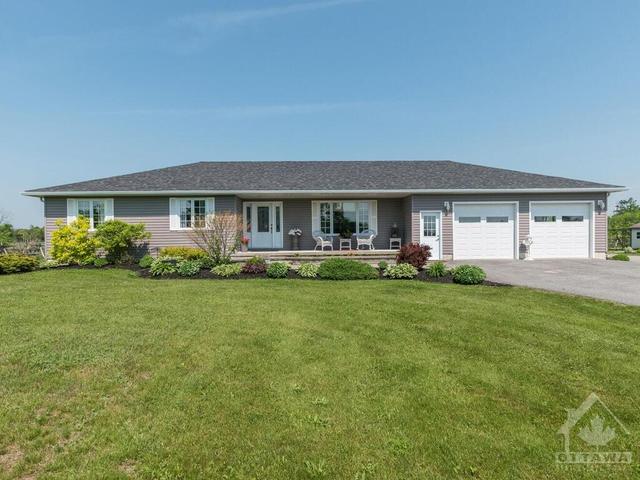 574 Highway 15 S Highway, House detached with 3 bedrooms, 2 bathrooms and 10 parking in Rideau Lakes ON | Image 1