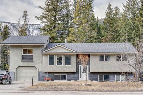1335 Cypress Drive, House detached with 6 bedrooms, 3 bathrooms and null parking in Sparwood BC | Card Image