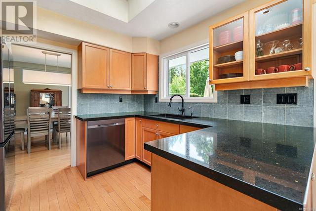 1875 Grandview Dr, House detached with 4 bedrooms, 3 bathrooms and 4 parking in Saanich BC | Image 10