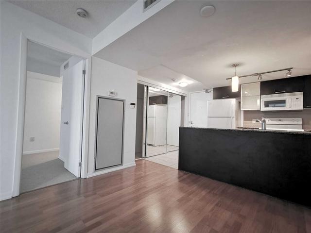 1201 - 38 Grenville St, Condo with 2 bedrooms, 2 bathrooms and 1 parking in Toronto ON | Image 14
