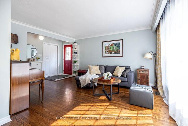 133 Porchester Dr, House detached with 3 bedrooms, 2 bathrooms and 3 parking in Toronto ON | Image 3