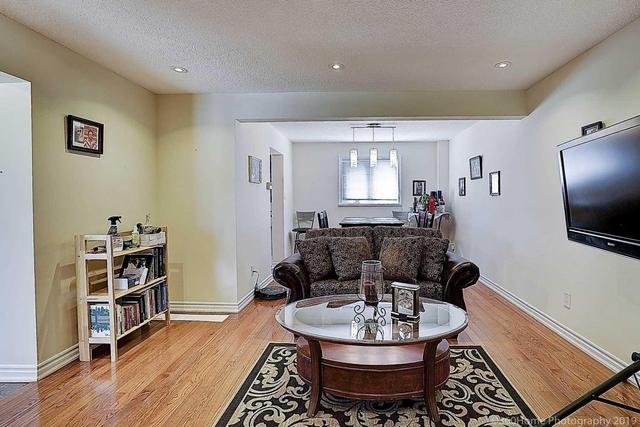 20 Crow Tr, House detached with 3 bedrooms, 3 bathrooms and 2 parking in Toronto ON | Image 2
