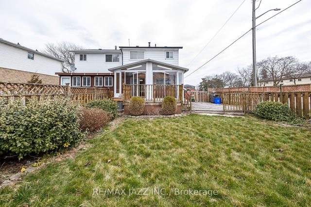 982 Renfrew Crt, House semidetached with 3 bedrooms, 2 bathrooms and 3 parking in Oshawa ON | Image 35