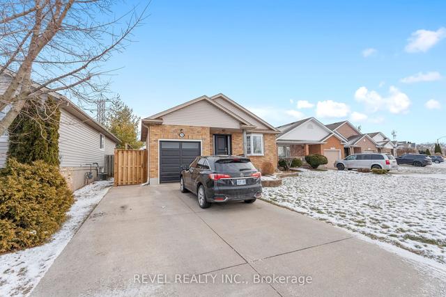 7733 Alpine Dr, House detached with 2 bedrooms, 2 bathrooms and 5 parking in Niagara Falls ON | Image 1