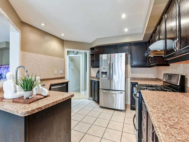 23 Wall St, House attached with 3 bedrooms, 3 bathrooms and 4 parking in Brampton ON | Image 4