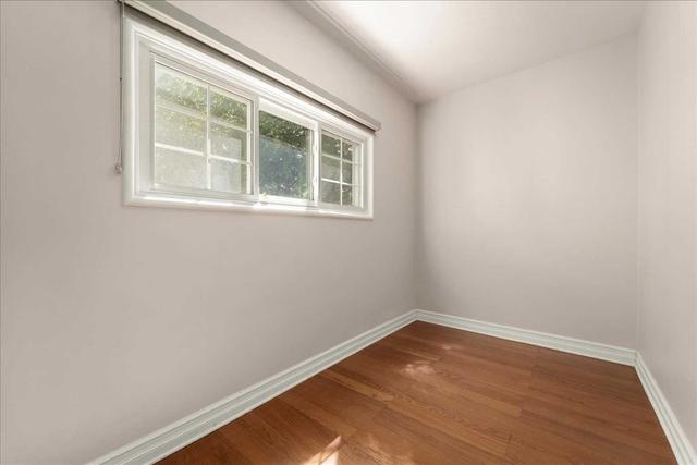2 Ainsley Gdns, House detached with 3 bedrooms, 1 bathrooms and 5 parking in Toronto ON | Image 3