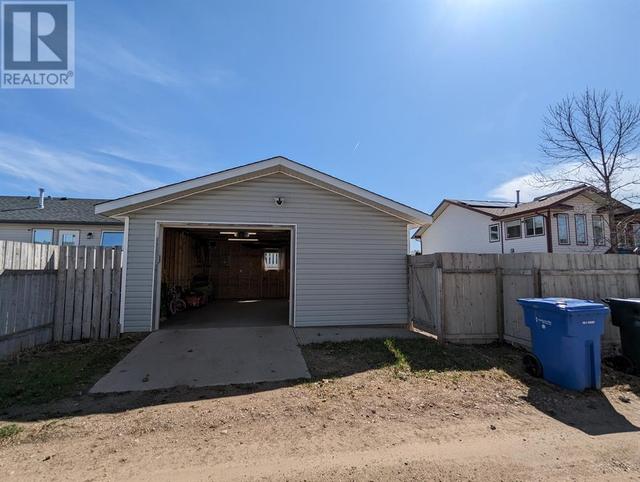 2304 7 Avenue Ne, House detached with 3 bedrooms, 2 bathrooms and 3 parking in Medicine Hat AB | Image 35