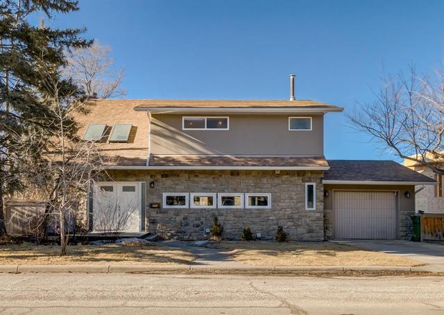 1305 23 Street Nw, House detached with 3 bedrooms, 3 bathrooms and 2 parking in Calgary AB | Card Image