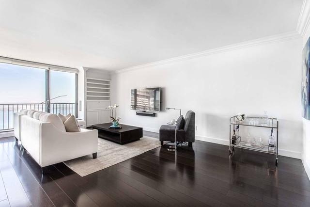 3211 - 33 Harbour Sq, Condo with 1 bedrooms, 1 bathrooms and 1 parking in Toronto ON | Image 2