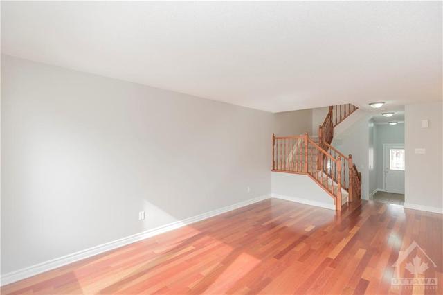 279 Montmorency Way, Townhouse with 3 bedrooms, 3 bathrooms and 3 parking in Ottawa ON | Image 4