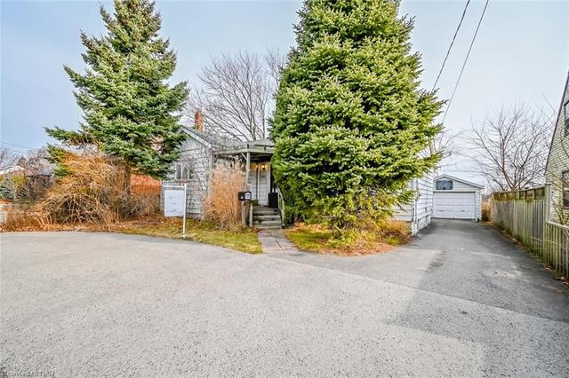 4966 Stanley Avenue, House detached with 2 bedrooms, 2 bathrooms and 4 parking in Niagara Falls ON | Image 1