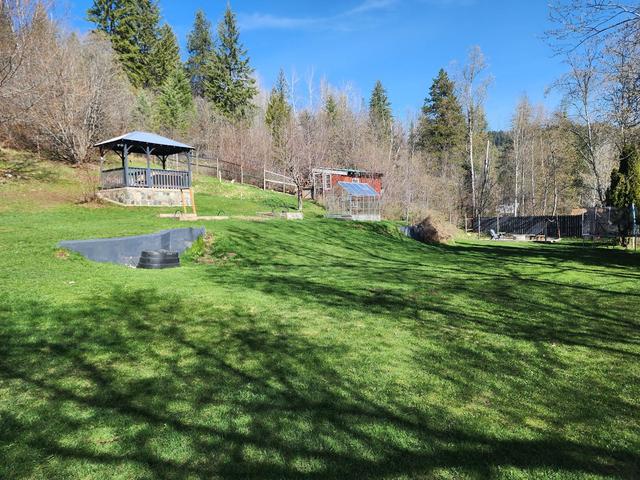 1755 Mountain Street, House detached with 5 bedrooms, 3 bathrooms and 5 parking in Kootenay Boundary A BC | Image 4
