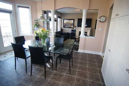 81 Spring Azure Cres, House detached with 4 bedrooms, 4 bathrooms and 2 parking in Oakville ON | Image 5