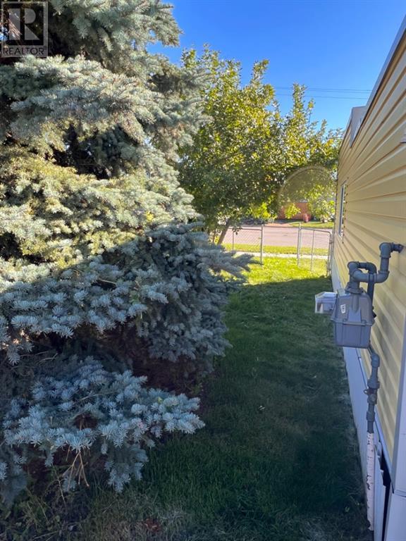 305 2 Avenue W, House detached with 3 bedrooms, 2 bathrooms and 4 parking in Cardston AB | Card Image