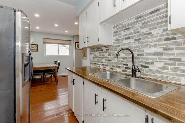 29 Sandringham Crt, Townhouse with 3 bedrooms, 2 bathrooms and 2 parking in Brampton ON | Image 9
