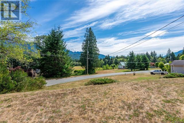 1739 Hern Rd, House detached with 4 bedrooms, 2 bathrooms and 3 parking in Strathcona A BC | Image 46