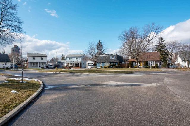 9 Wishbone Cres, House detached with 2 bedrooms, 1 bathrooms and 2 parking in Ajax ON | Image 4