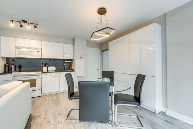 232 - 15 Iceboat Terr, Condo with 2 bedrooms, 2 bathrooms and 0 parking in Toronto ON | Image 10