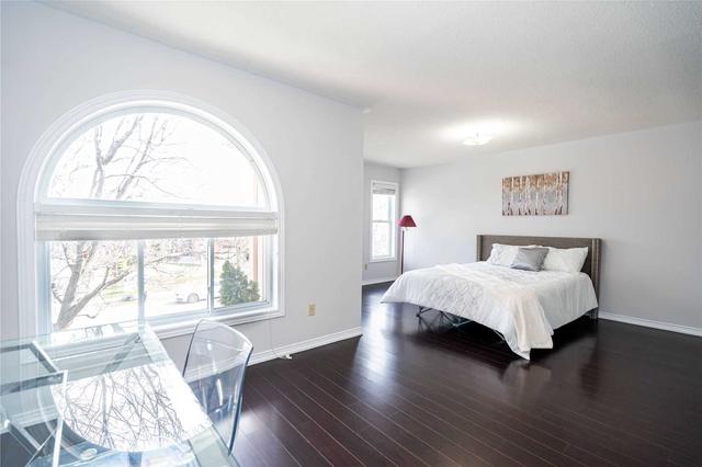 74 Cedarwood Cres, House attached with 3 bedrooms, 3 bathrooms and 3 parking in Brampton ON | Image 3